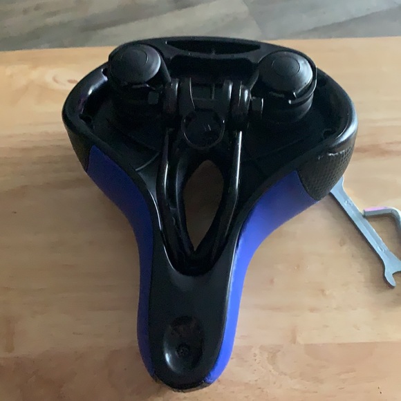 Bike seat new never been used - Picture 2 of 4